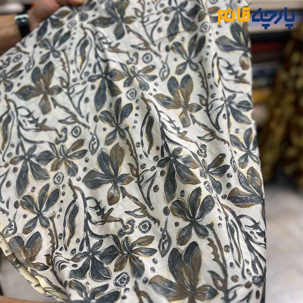 پارچه بهاره و تابستانه باتیک نخ هندی گل سفید آفوایت گل سبز و کرم طلایی کد5776