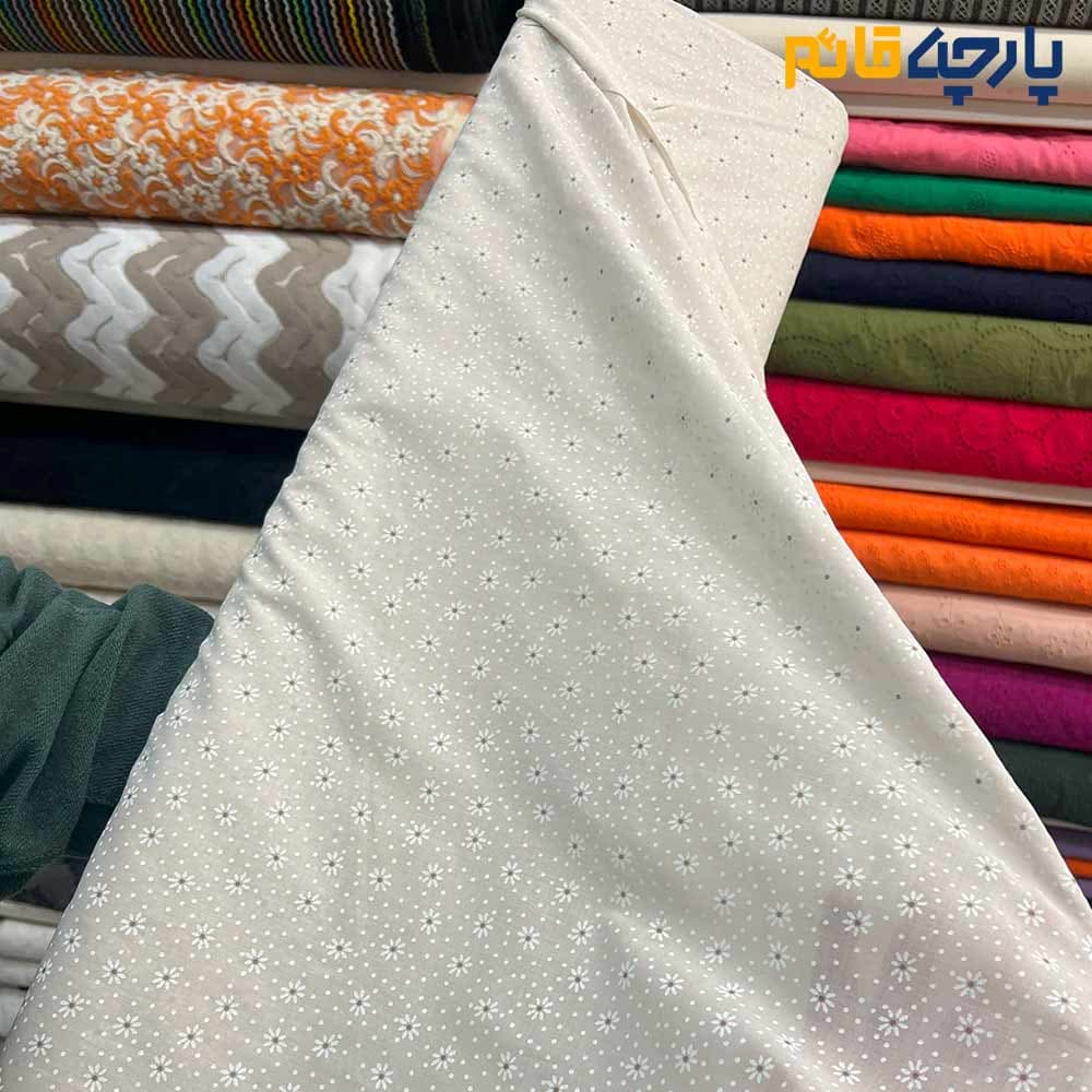 پارچه بهاره و تابستانه کتان نخ کره ای طرحدارکرم نسکافه ای روشن گل ریز سفیدکد5601