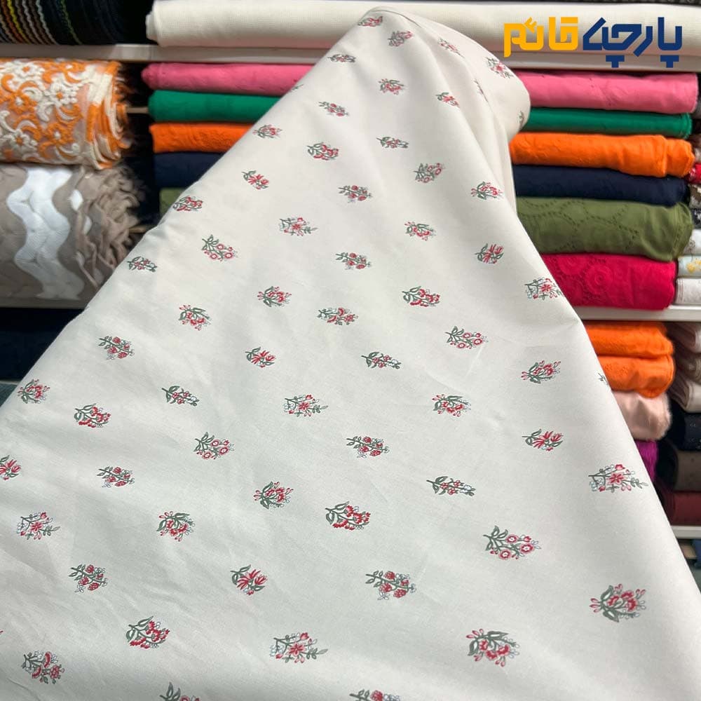 پارچه بهاره و تابستانه کتان نخ کره ای زمینه کرم نسکافه ای گل متوسط شاخه ای کد 5496