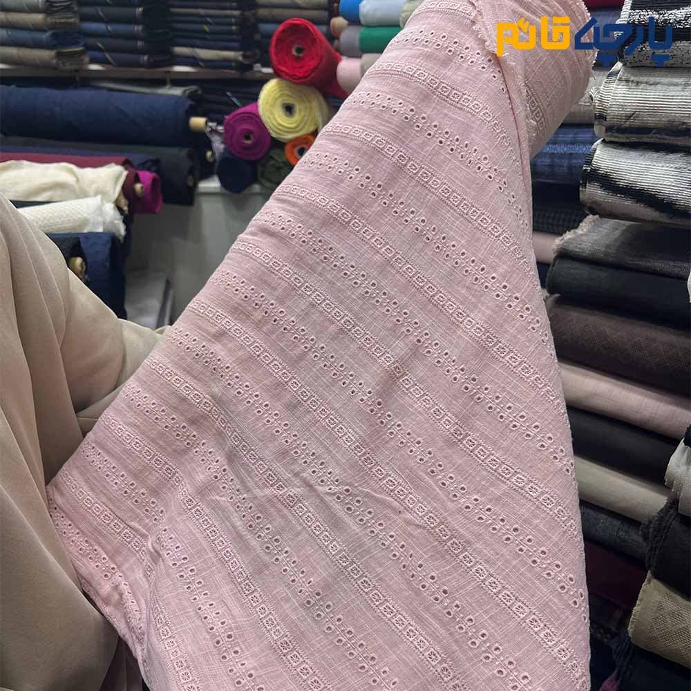 پارچه بهاره و تابستانه وال خامه دوزی کره ای رنگ صورتی یخی زمینه لینن اسلب طرح خطی منظم کد 5296