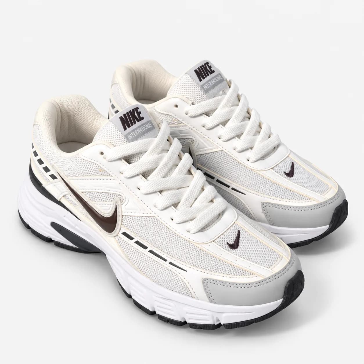 کتونی رانینگ راحتی نایک اینترناتور / NIKE INTERNATOR / رنگ سفید طوسی نایک سبز — تصویر ۲