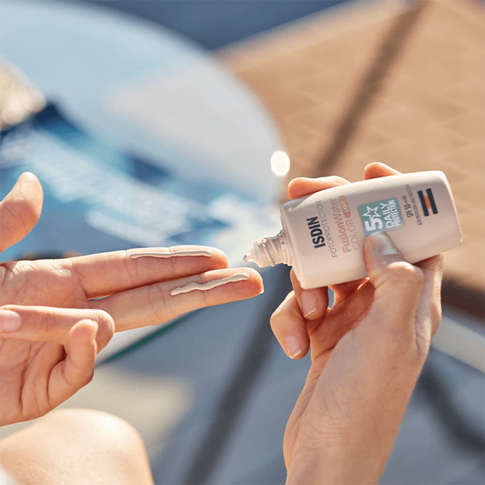 کرم ضد افتاب و ضد پیری و دو رنگ ایزدین Isdin Fotoprotector Fusion Water Color Light SPF50 — تصویر ۳