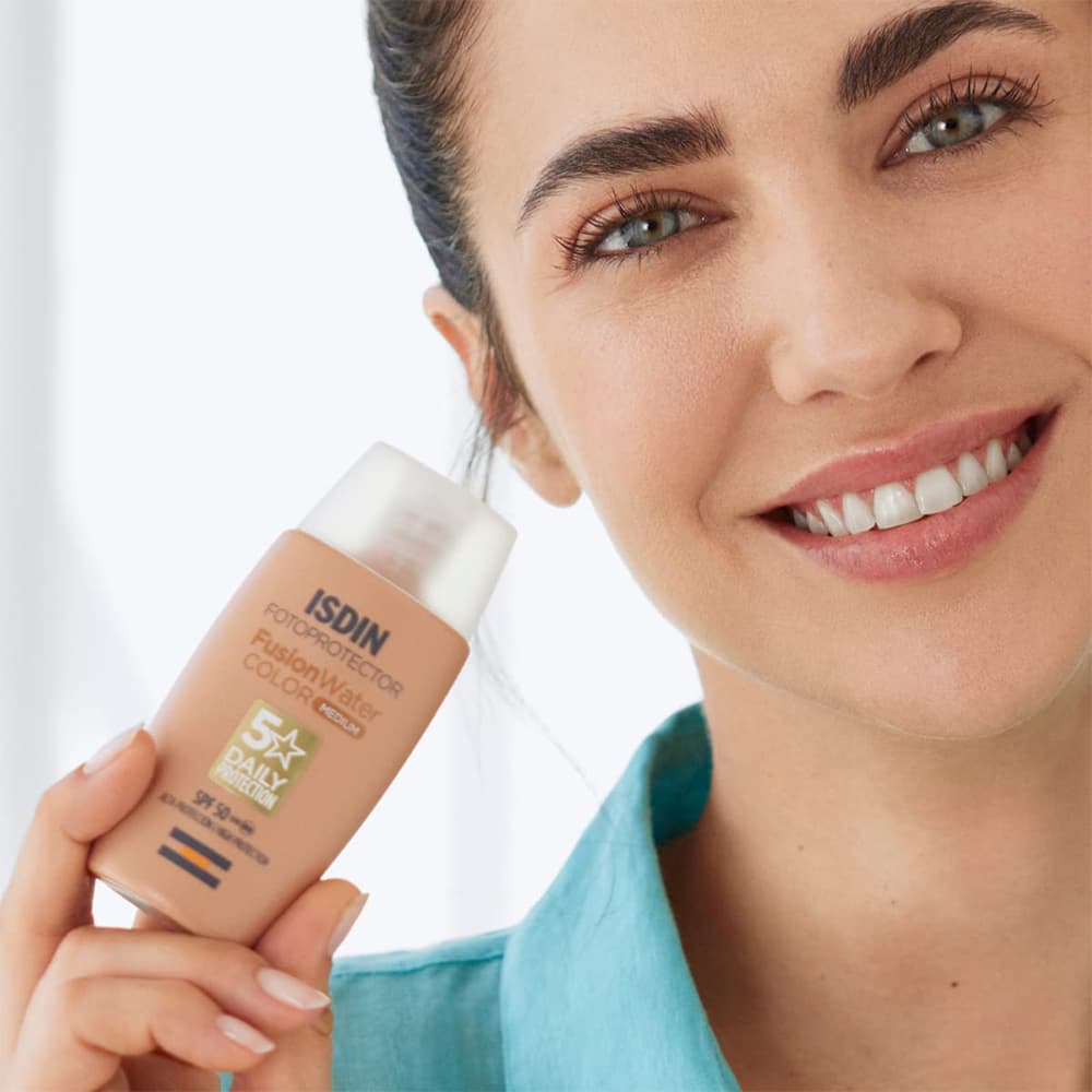 کرم ضد افتاب و ضد پیری و دو رنگ ایزدین Isdin Fotoprotector Fusion Water Color Light SPF50 — تصویر ۲