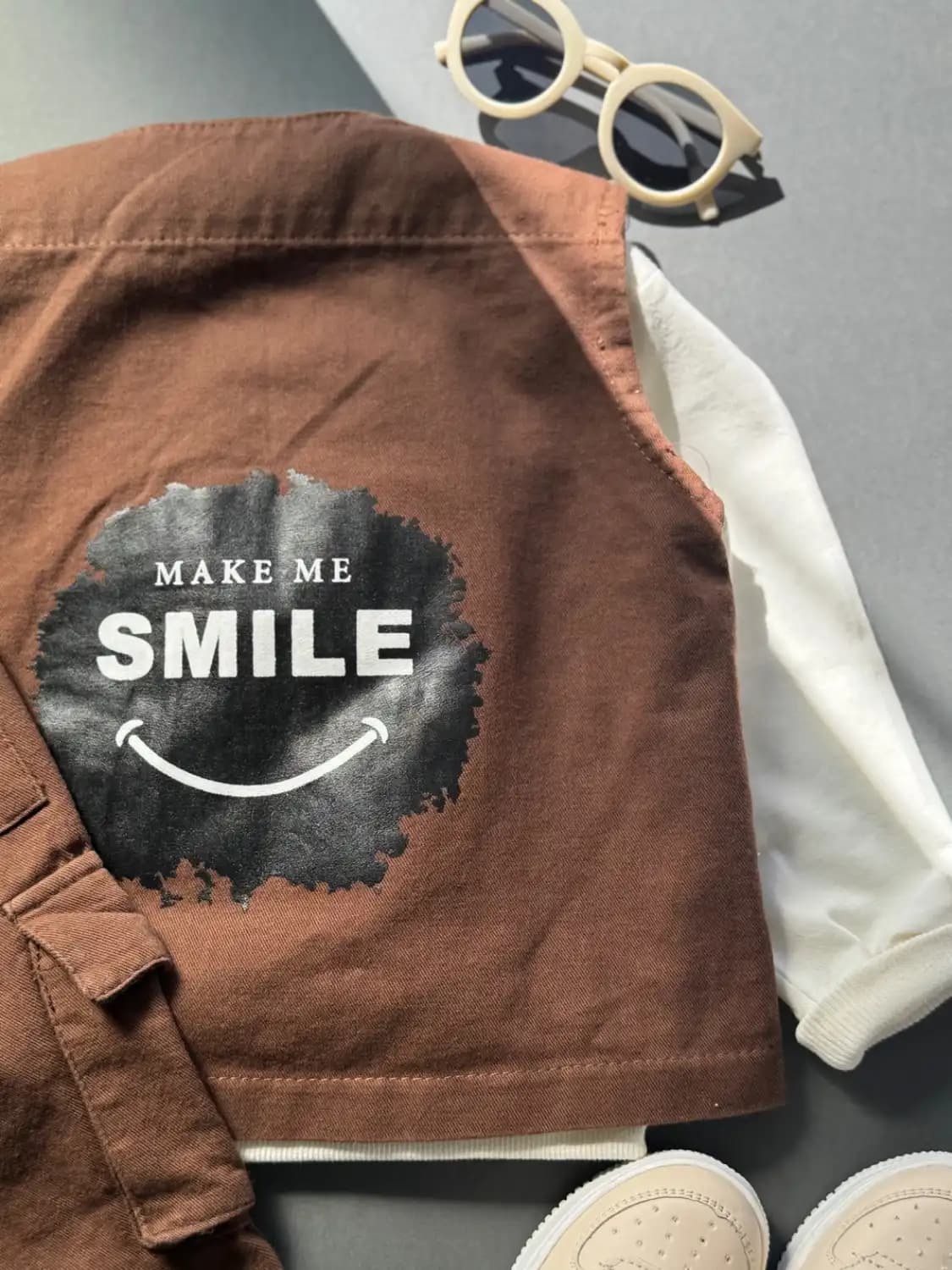 ست سه تیکه وست شلوار بچگانه کتان قهوه ای (smile) کد A-4180 — تصویر ۷