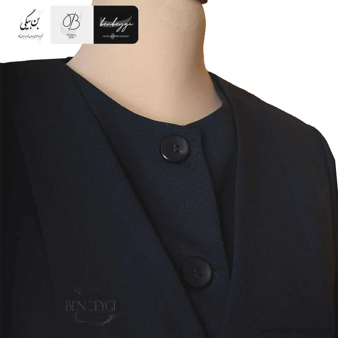 مانتو اداری سرمه ای شش دکمه بدون یقه دو جیب پارچه بزیاق کد 26778 — تصویر ۴
