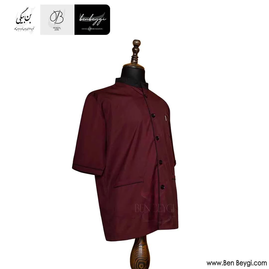 پیراهن آشپزی پارچه کجراه رنگ زرشکی تک ردیف دکمه یقه ایستاده سه جیب مغزی دوزی کد 26755 — تصویر ۲
