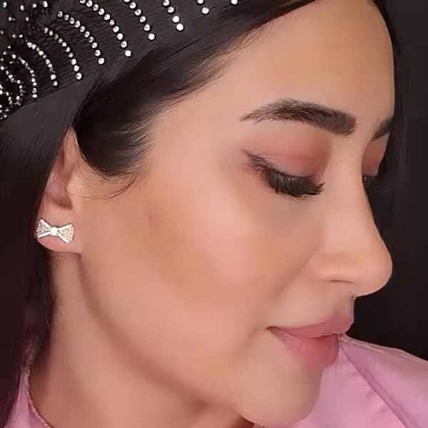 گوشواره میخی طرح پاپیون نگین دار رنگ طلایی
