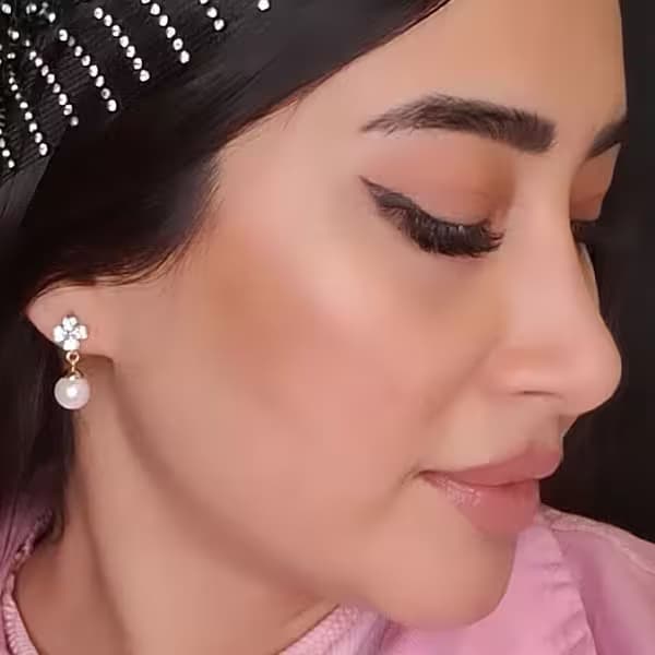 گوشواره میخی ترکیبی از گل نگیندار و مروارید ژوپینگ طلایی