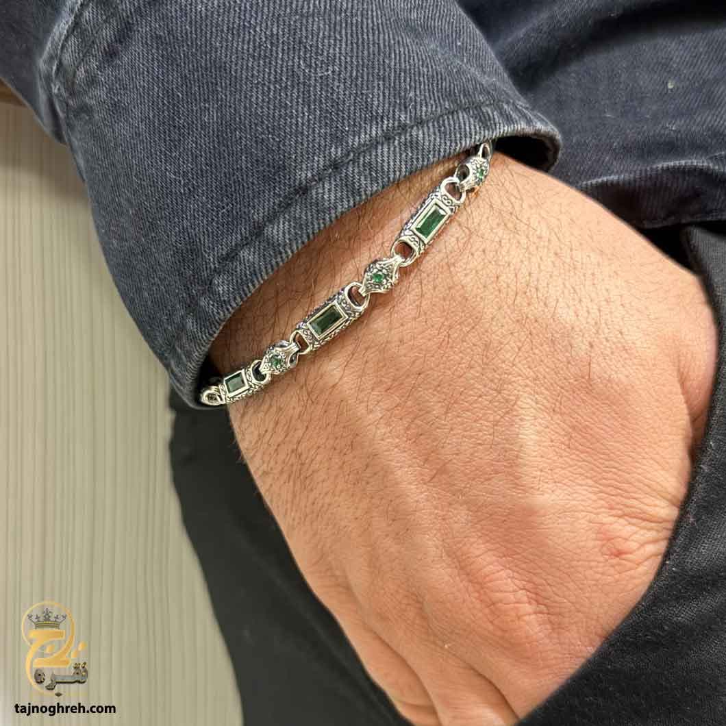 دستبند نقره مردانه لاکچری نگین دار زمردی دو رو مدل BSM B48 — تصویر ۳