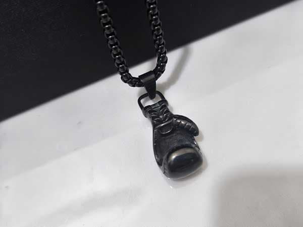 گردنبند بوکس مشکی خاص | استیل رنگ ثابت — تصویر ۲