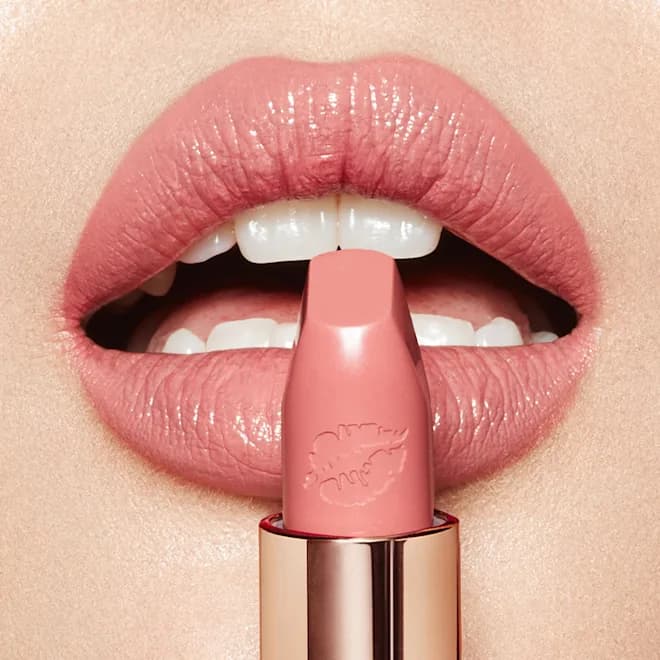 رژ لب شارلوت تیلبری هات لیپس 0.2 رنگ Charlotte Tilbury Lippenstift in Dancefloor Princes — تصویر ۲