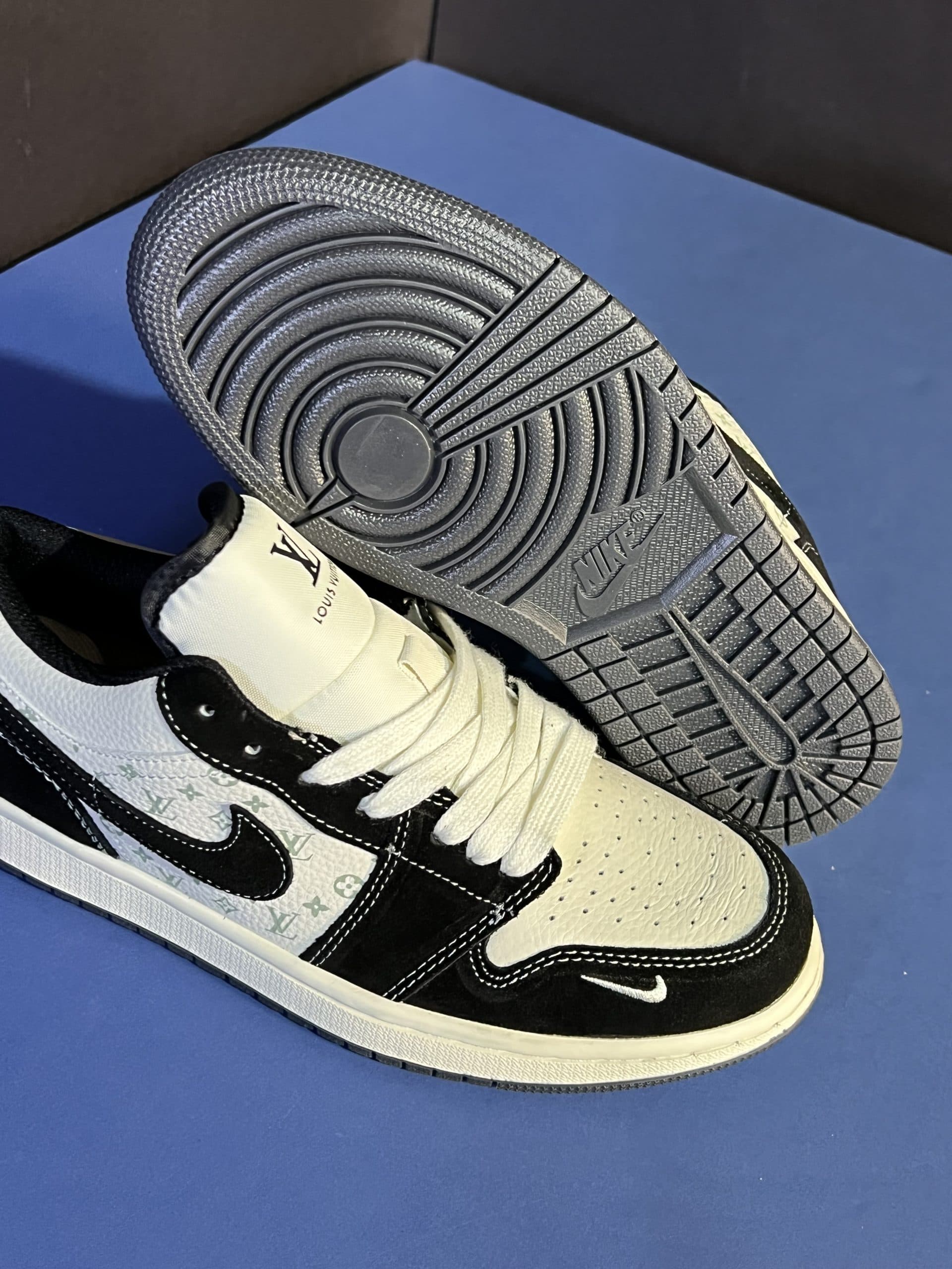 جردن ۱ لو لویی ویتون مشکی سفید Air Jordan 1 Low x Louis Vuitton — تصویر ۴