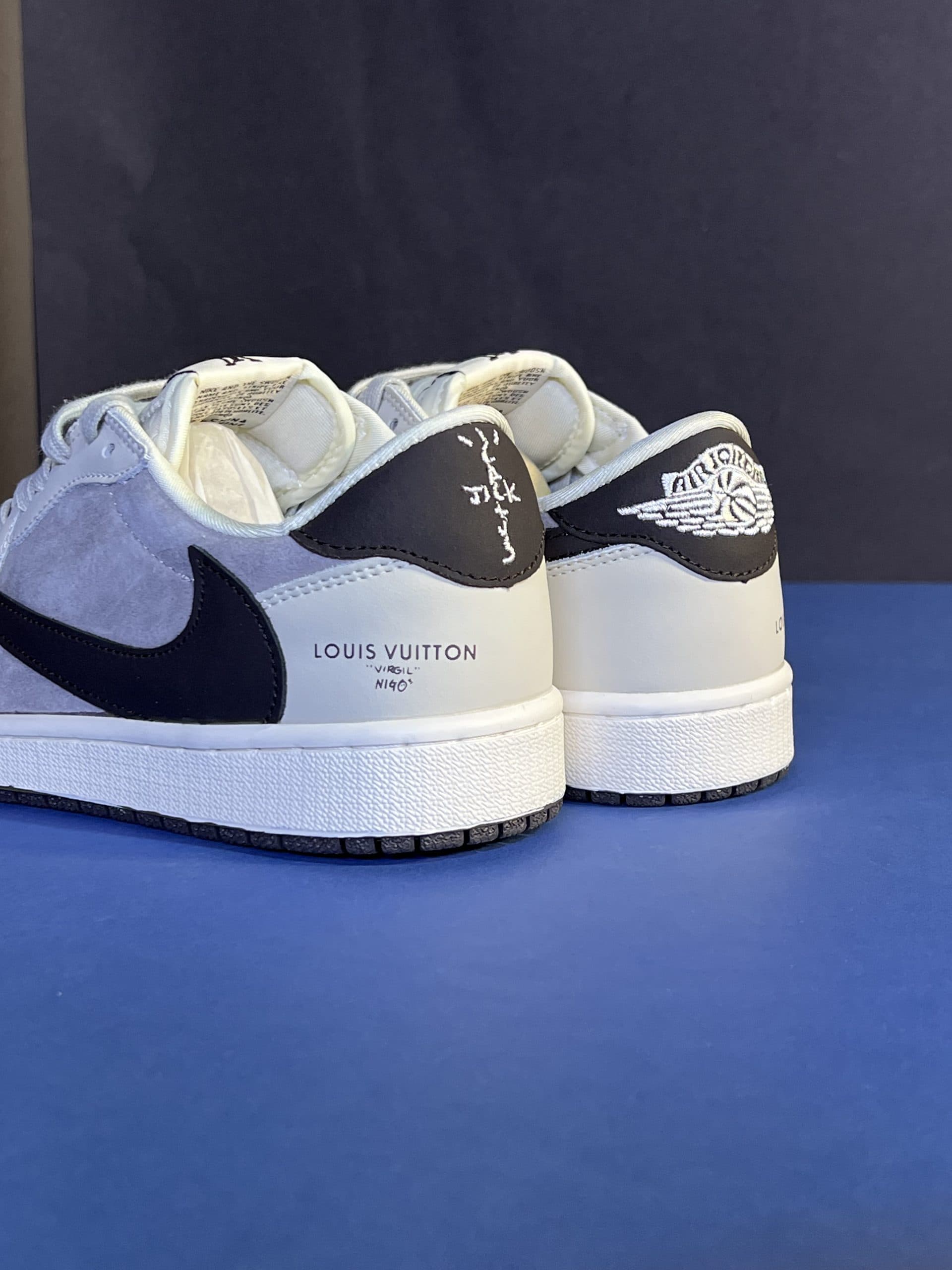 جردن ۱ لو ترویس اسکات لویی ویتون سفید مشکی Air Jordan 1 Low Travis Scott x Louis Vuitton — تصویر ۳