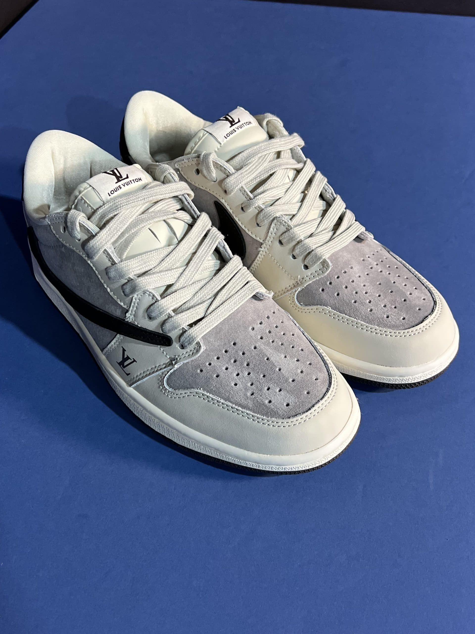 جردن ۱ لو ترویس اسکات لویی ویتون سفید مشکی Air Jordan 1 Low Travis Scott x Louis Vuitton — تصویر ۲