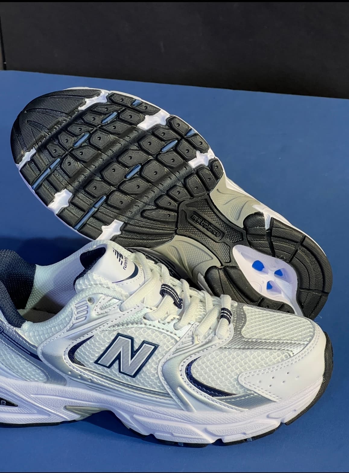 نیوبالانس ۵۳۰ سفید سورمه ای NEW BALANCE 530 — تصویر ۴