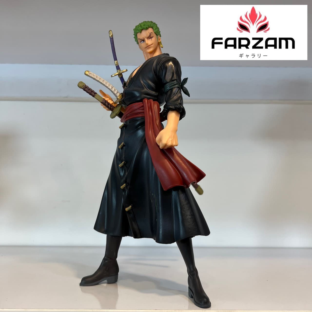 فیگور زورو ایستاده