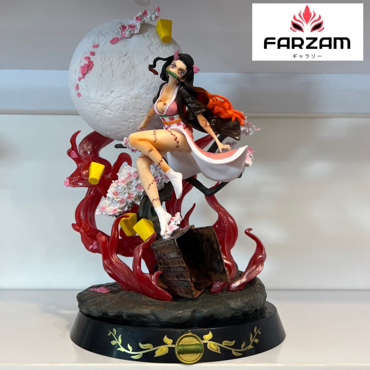 فیگور نزوکو با ماه