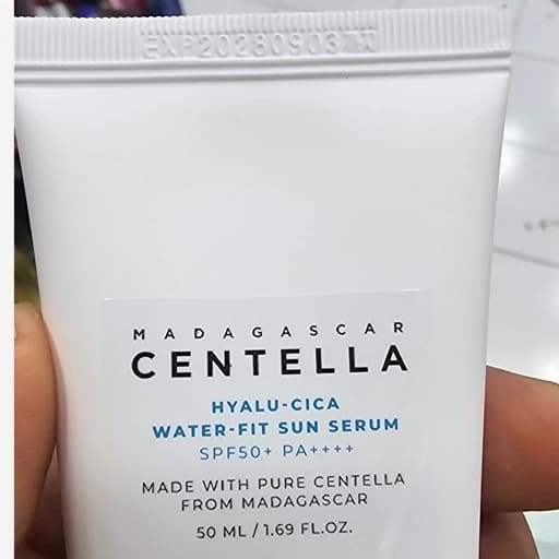 ضد آفتاب سنتلا اورجینال SPF50 حجم 50 میل تیوپی مناسب انواع پوست بافت سبک و زودجذب بدون سفیدک و ماسیدن بر روی پوست — تصویر ۵