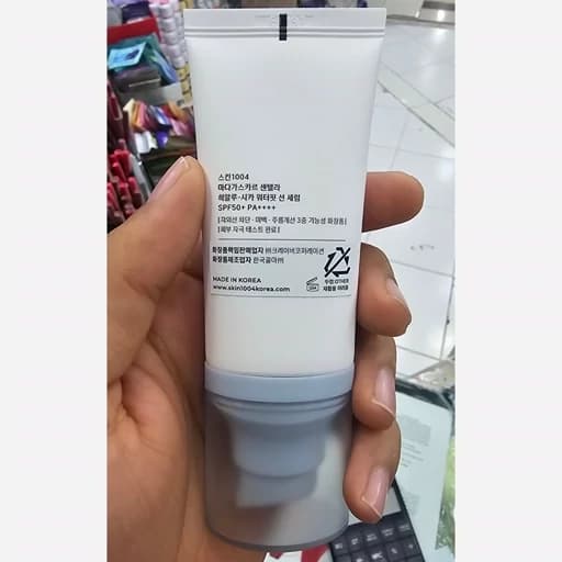 ضد آفتاب سنتلا اورجینال SPF50 حجم 50 میل تیوپی مناسب انواع پوست بافت سبک و زودجذب بدون سفیدک و ماسیدن بر روی پوست — تصویر ۴
