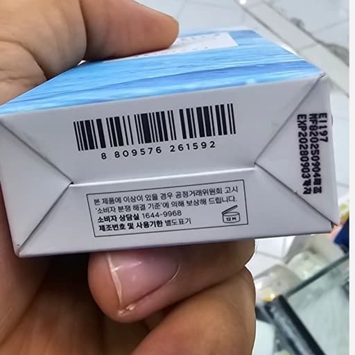ضد آفتاب سنتلا اورجینال SPF50 حجم 50 میل تیوپی مناسب انواع پوست بافت سبک و زودجذب بدون سفیدک و ماسیدن بر روی پوست — تصویر ۳