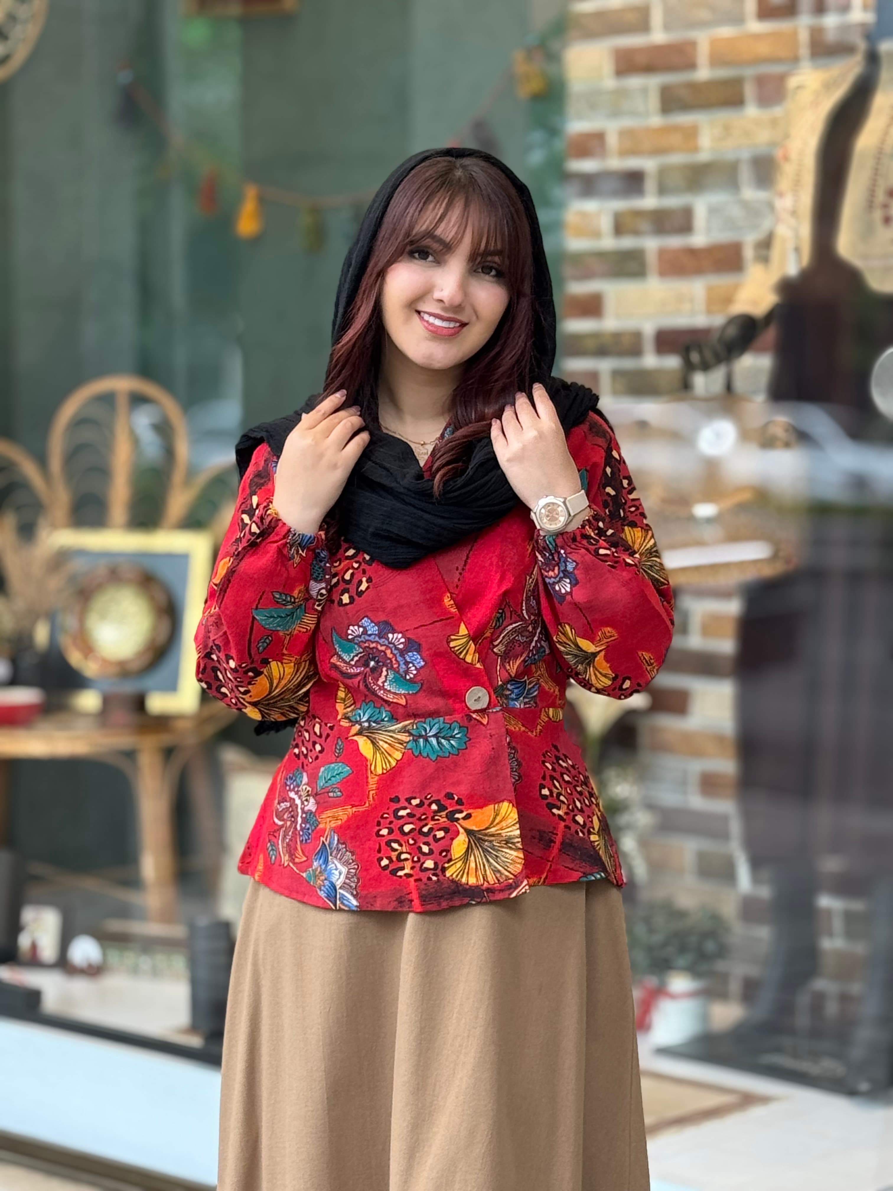 شومیز دامن صدف نسکافه ای و قرمز طرحدار — تصویر ۲