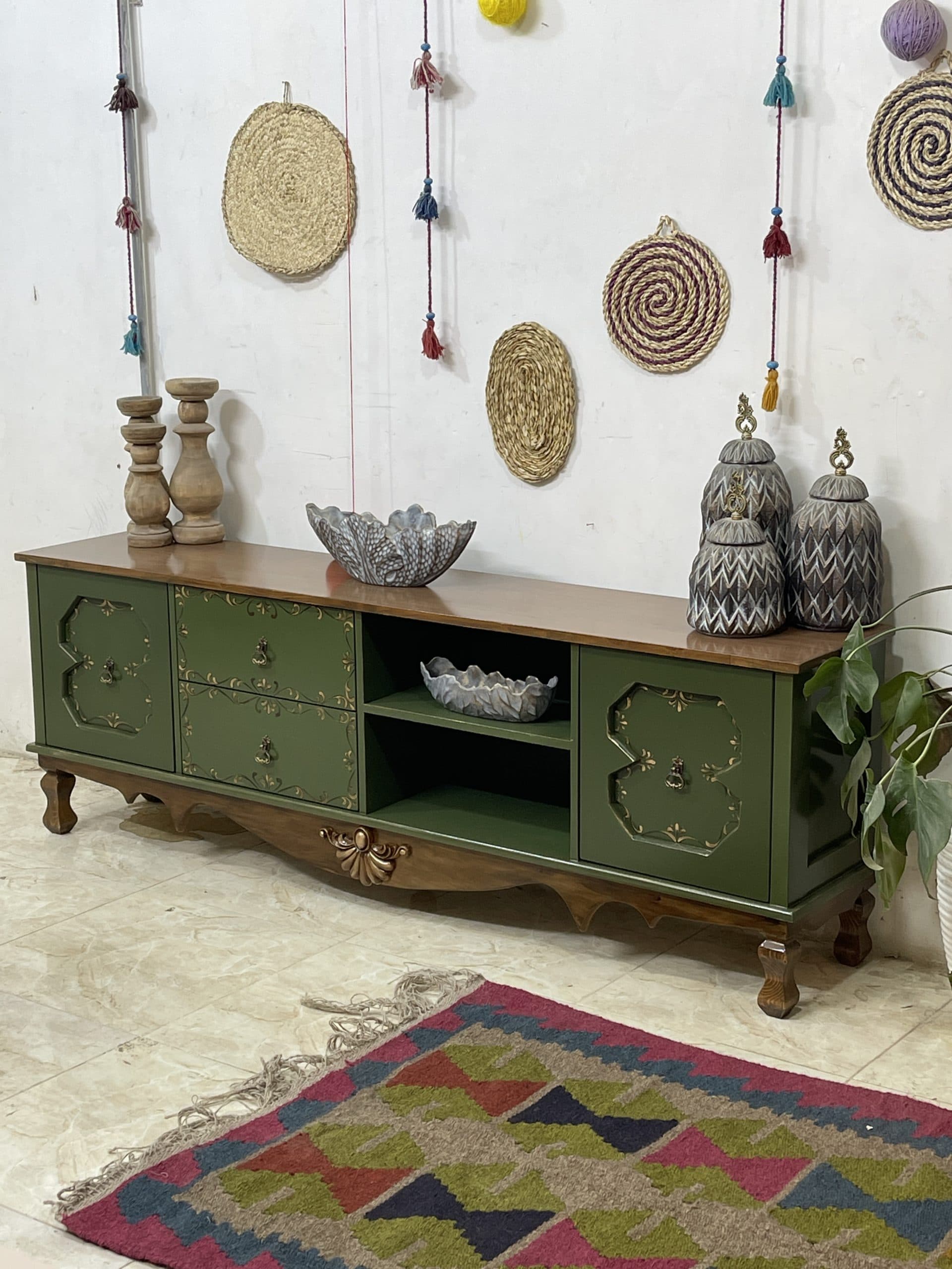 میز تیوی سلطنتی — تصویر ۳