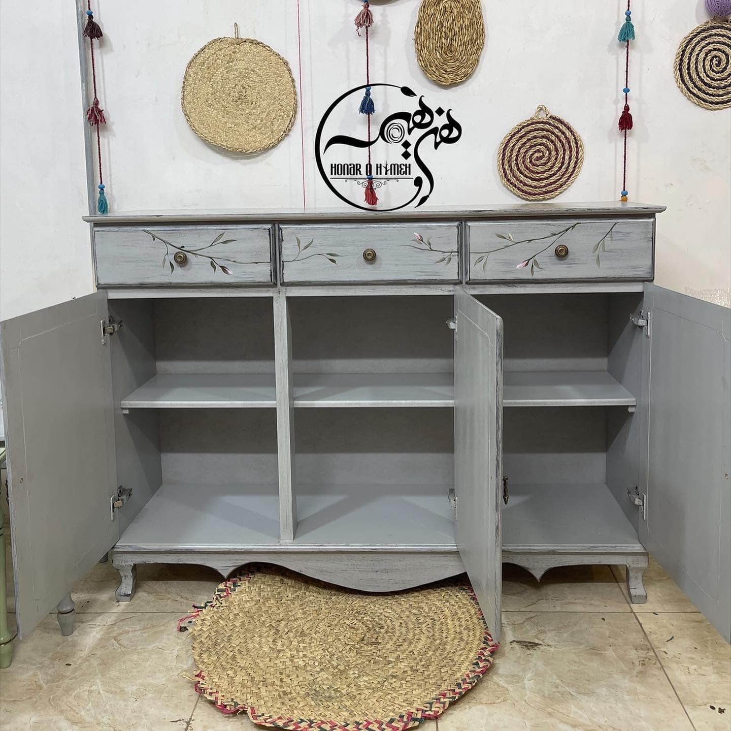کنسول کاملیا طوسی — تصویر ۳