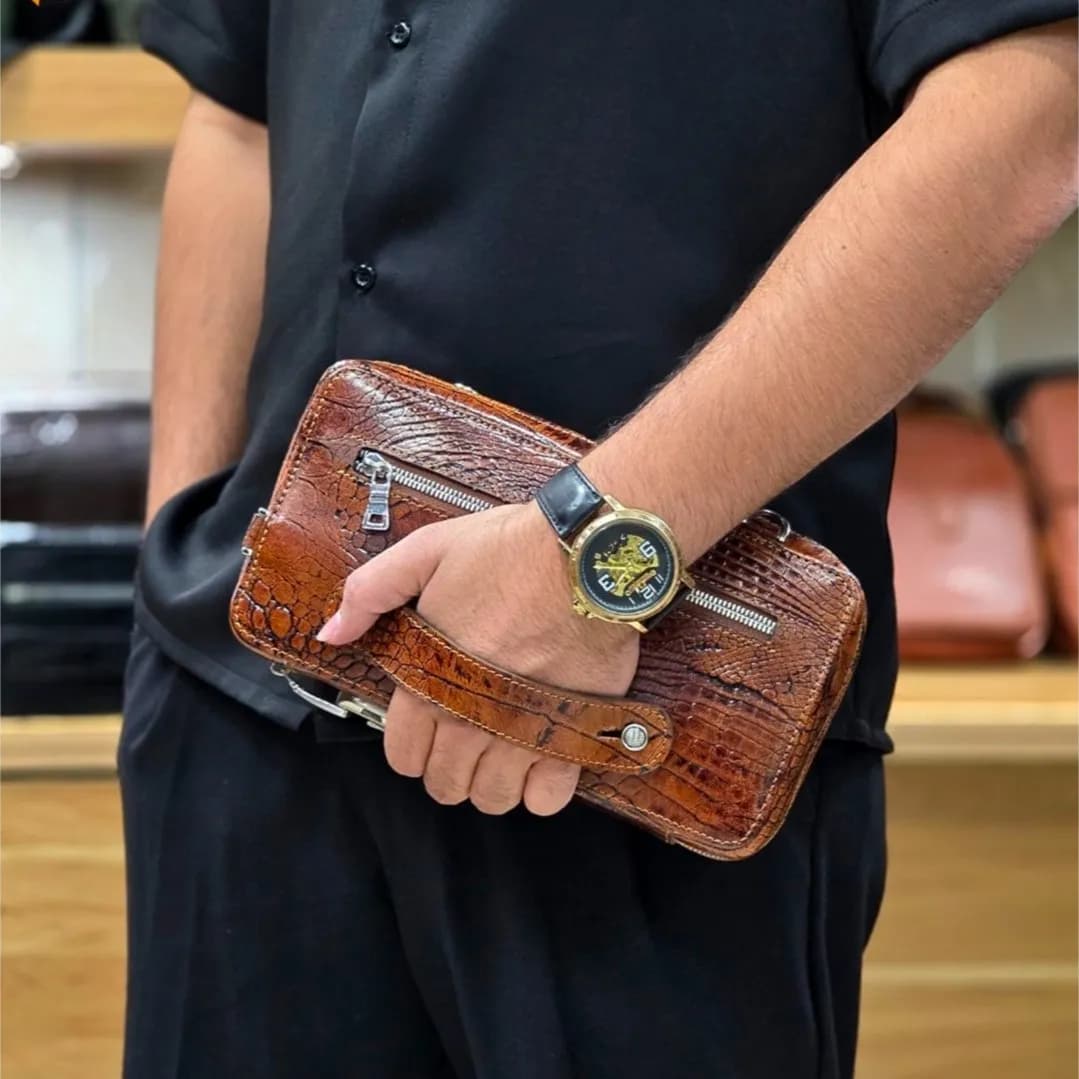 کیف پاسپورتی دستی و دوشی چرم طبیعی ظفر با قفل رمزدار و جای کارت — تصویر ۷