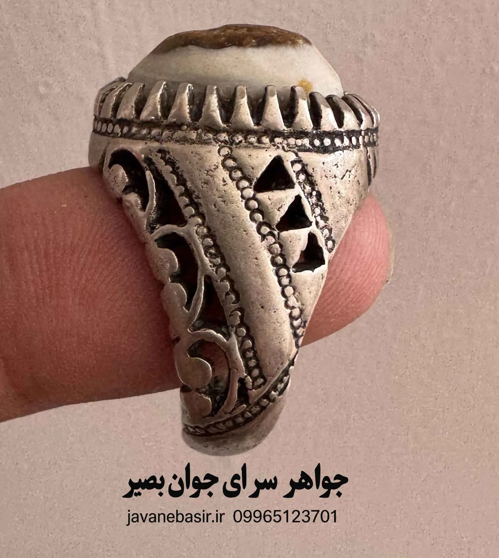انگشتر سلطانی هندی کهن با چهره‌های واضح | سنگ قدیمی مصور — تصویر ۳