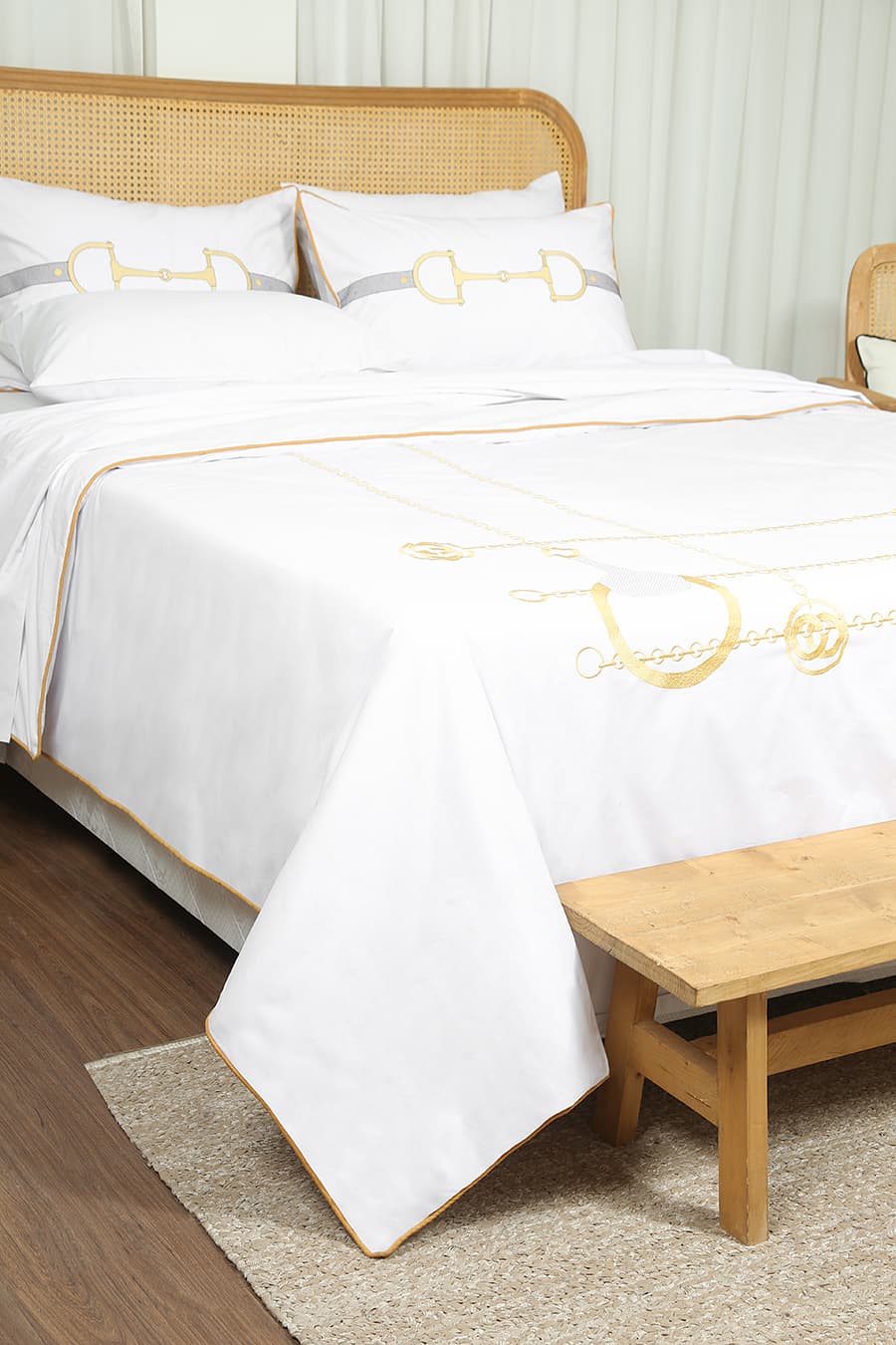ست کاور لحاف بزرگسال گلدوزی دو نفره شش تکه بروجرد طرح راشا رنگ سفید — تصویر ۳