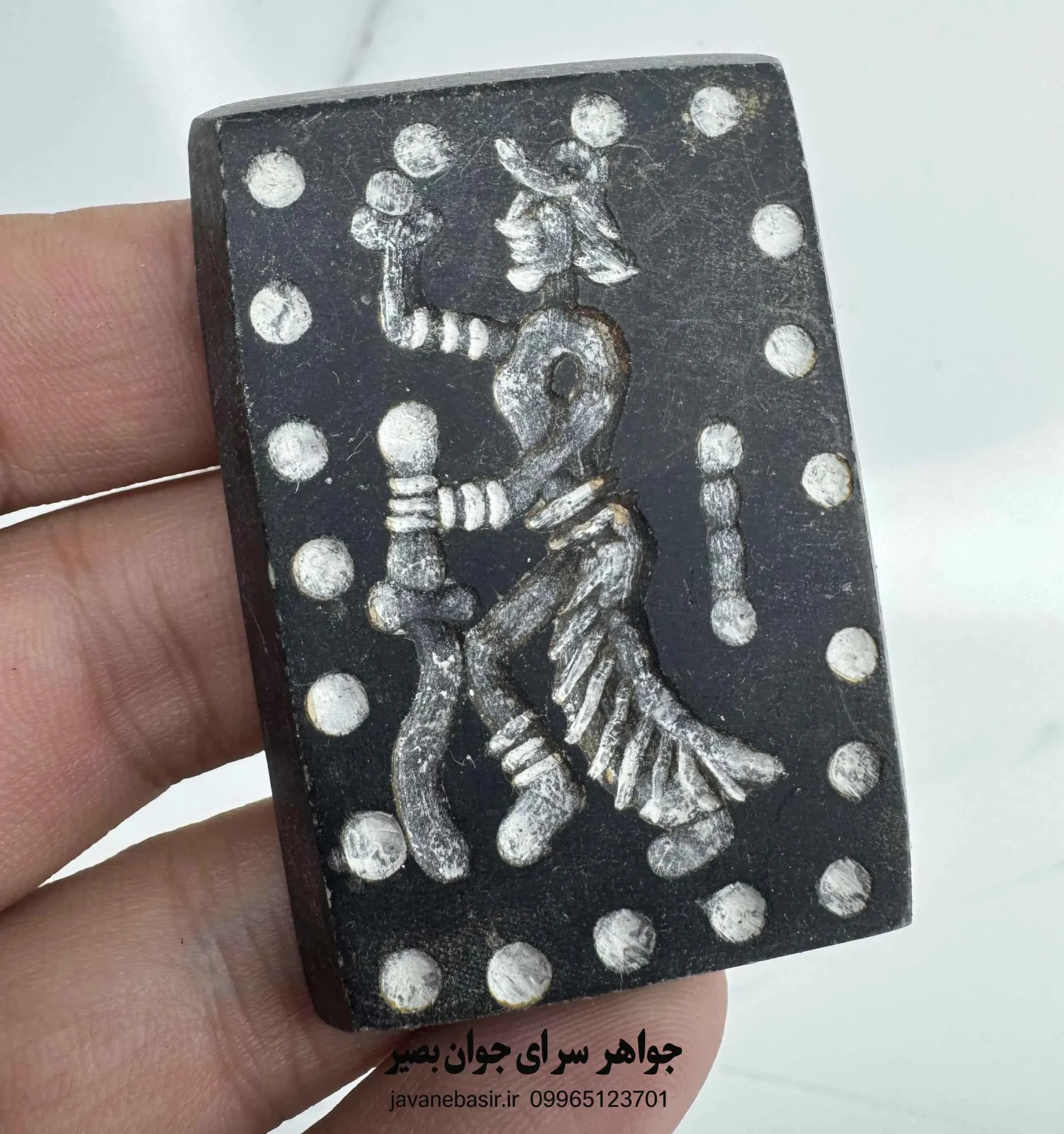 سنگ سرپانتین نشاندار با نقش فرعون و عصا | حکاکی نماد سلطنتی مصر باستان