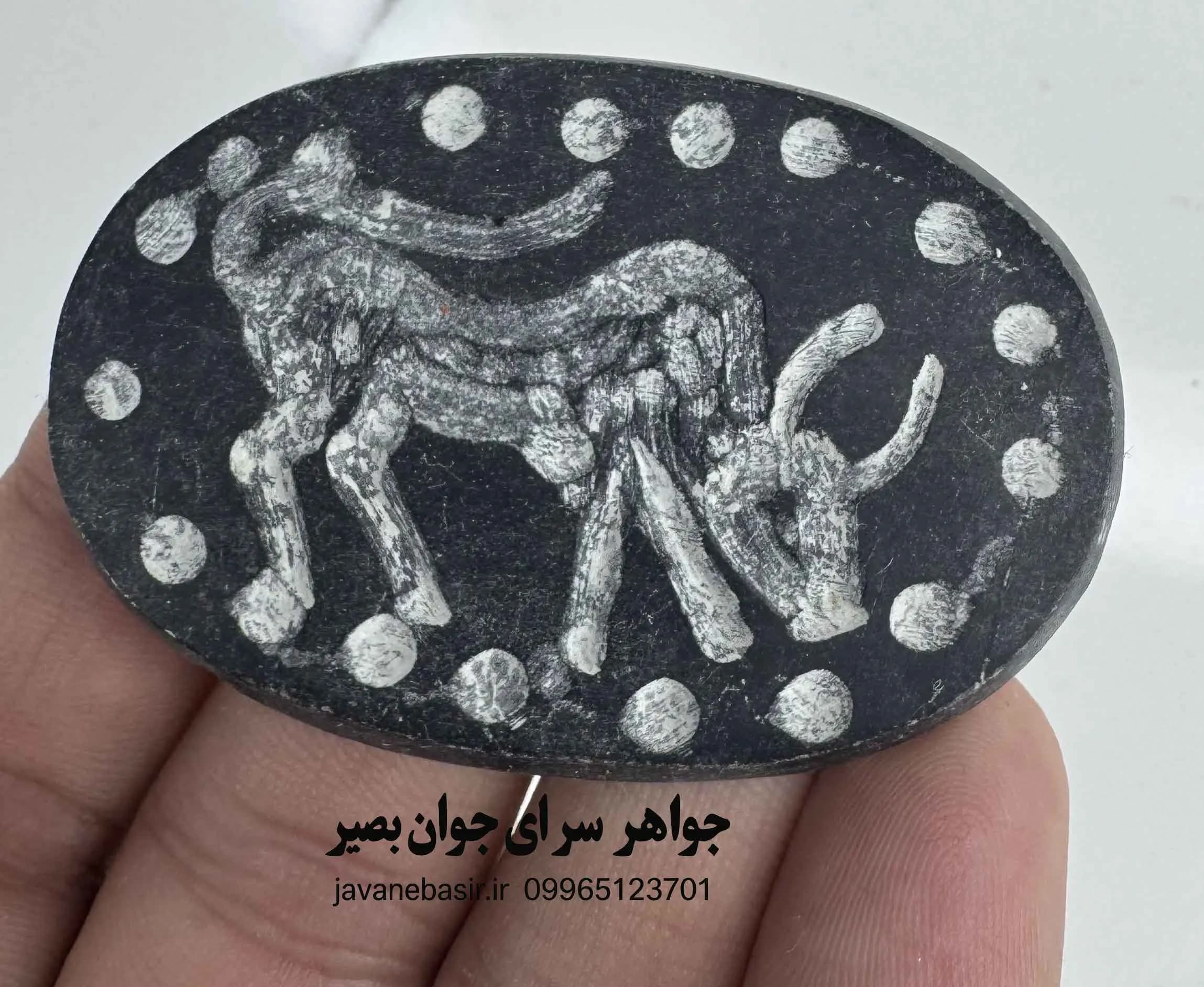 سنگ سرپانتین نشاندار با نقش گاو شاخ‌دار | سنگ حکاکی شده با نماد باستانی قدرت