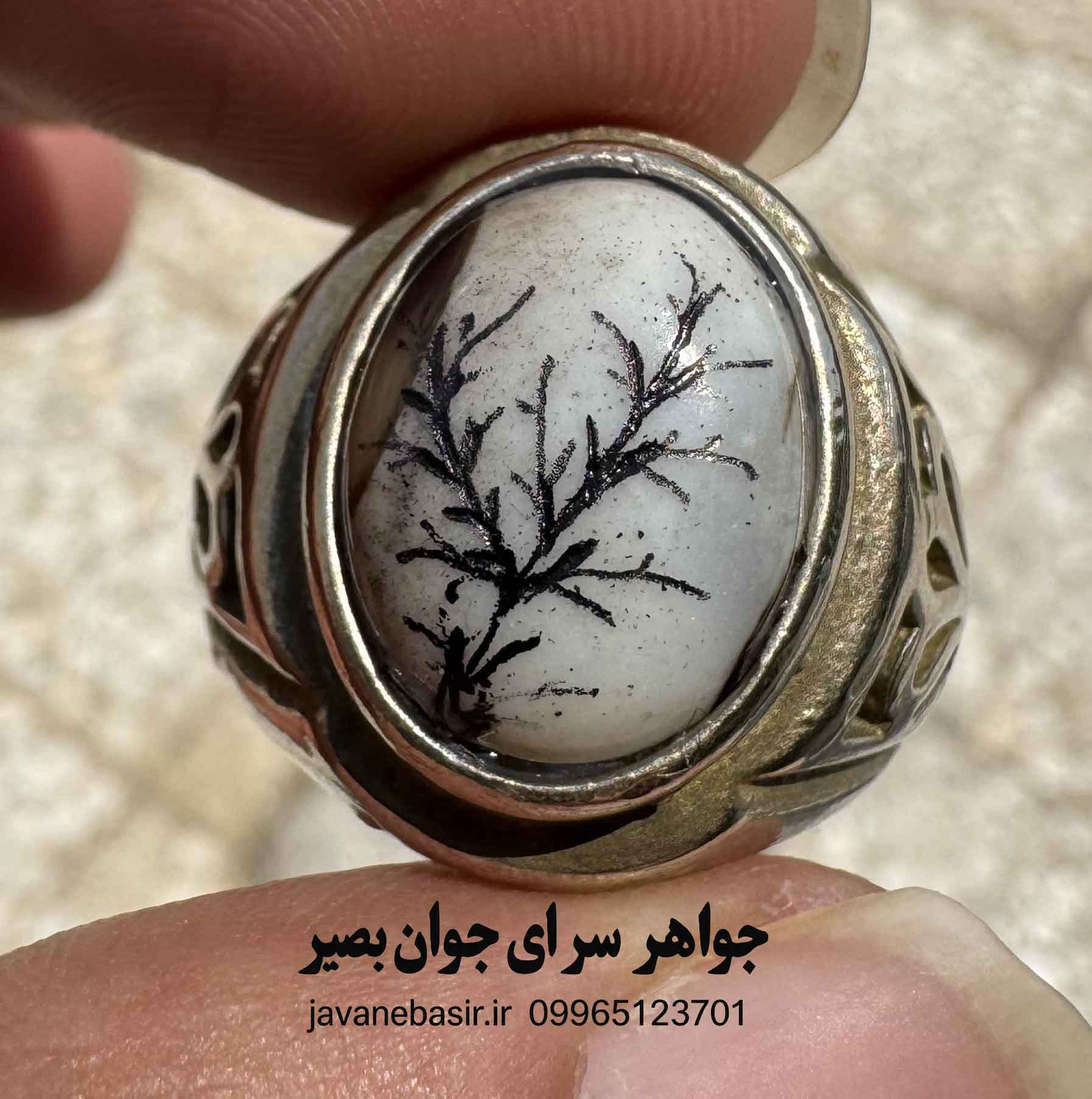 انگشتر عقیق با کاروینگ شجر (مدل ریشه‌های کهن)
