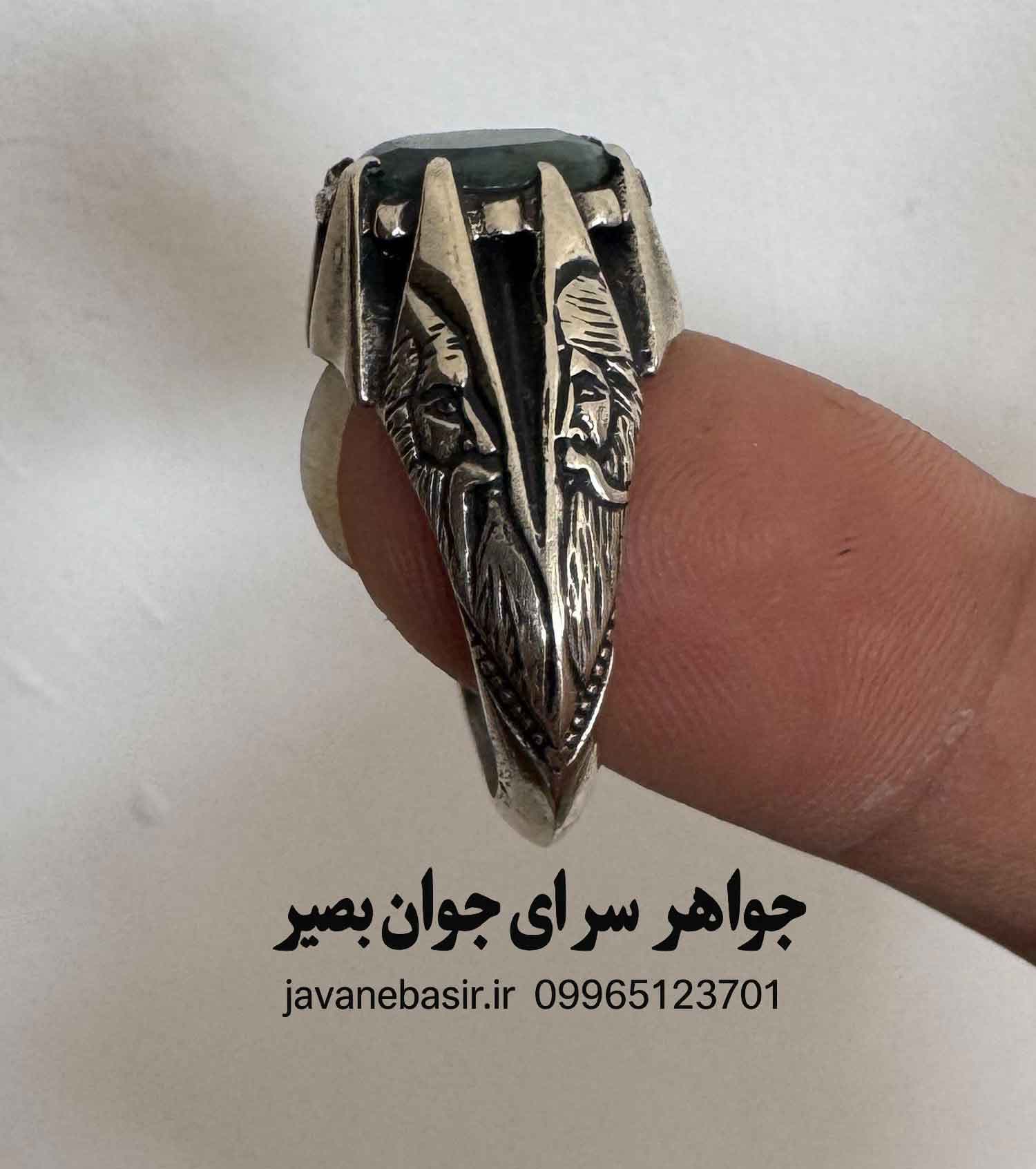 انگشتر زمرد برزیل با درخشش شفاف و تراش مدرن | رکاب از جنس سکه