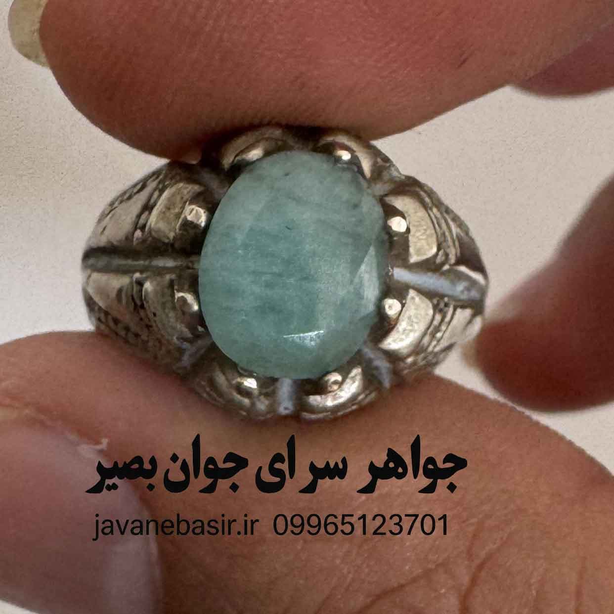 انگشتر زمرد برزیل سبز ملایم | جلای مخملی و رکاب از جنس سکه