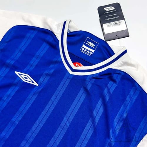 بلوز آستین دار ورزشی پسرانه فوتبالی برند آمبرو Umbro اورجینال وارداتی آبی سفید — تصویر ۳