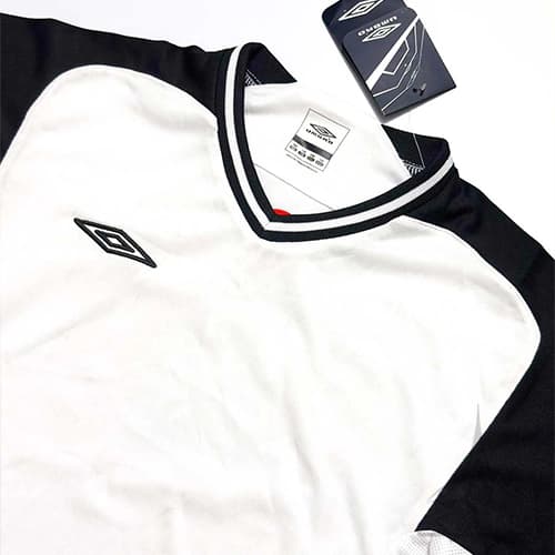 بلوز آستین دار ورزشی پسرانه فوتبالی برند آمبرو Umbro اورجینال وارداتی سفید مشکی — تصویر ۳