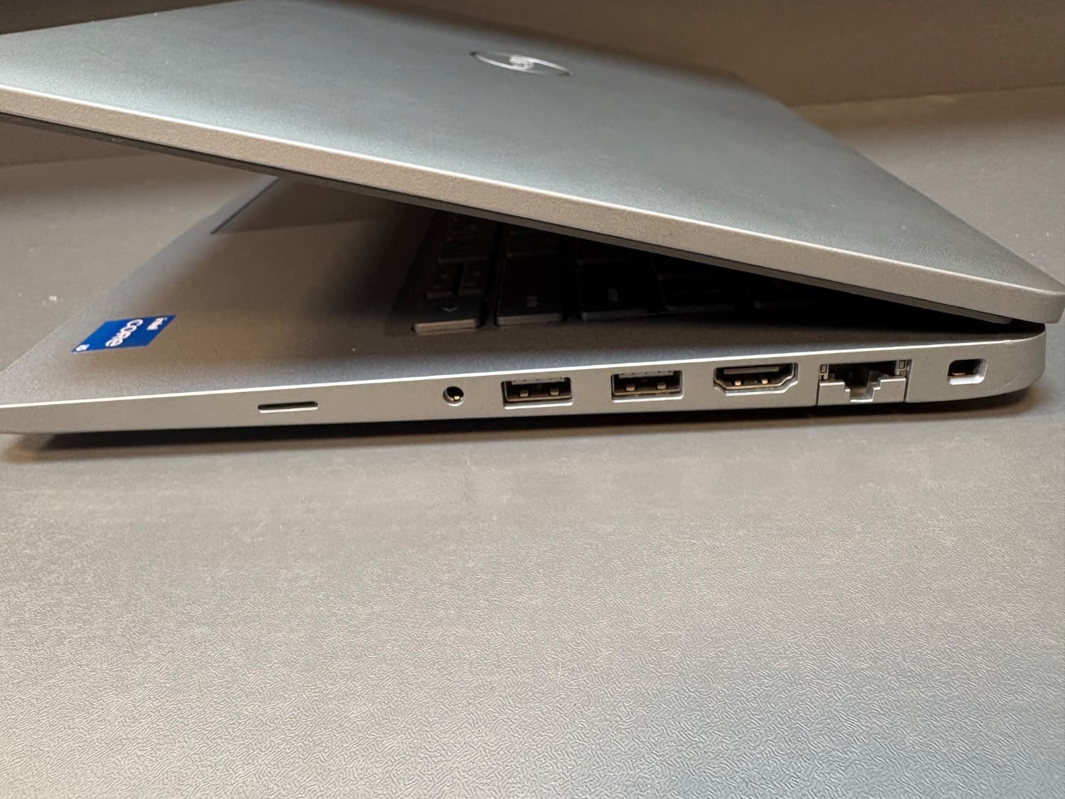 لپ تاپ دل مدل Latitude 5430 سایز 14 اینچ FHD پردازنده Intel core i۵ نسل دوازده 1245uهارد 512ssd رم 16G DDR4 مشابه نو — تصویر ۴