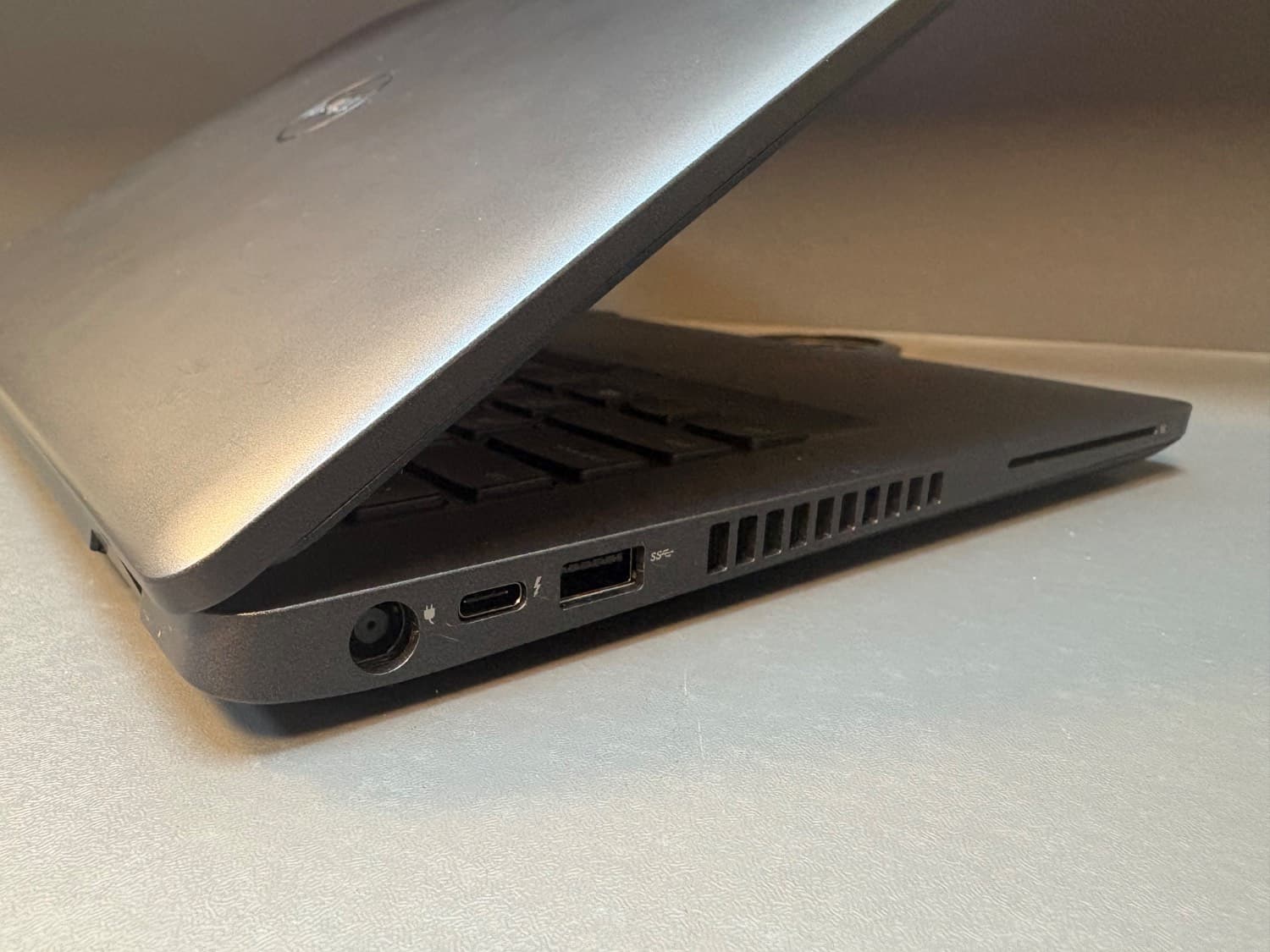 لپ تاپ Dell مدل Latitude 5400 سایز 14.1 اینچ پردازنده اینتل core i7 8665U رم 16 هارد ۲۵۶ ssd (مشابه نو ) — تصویر ۴