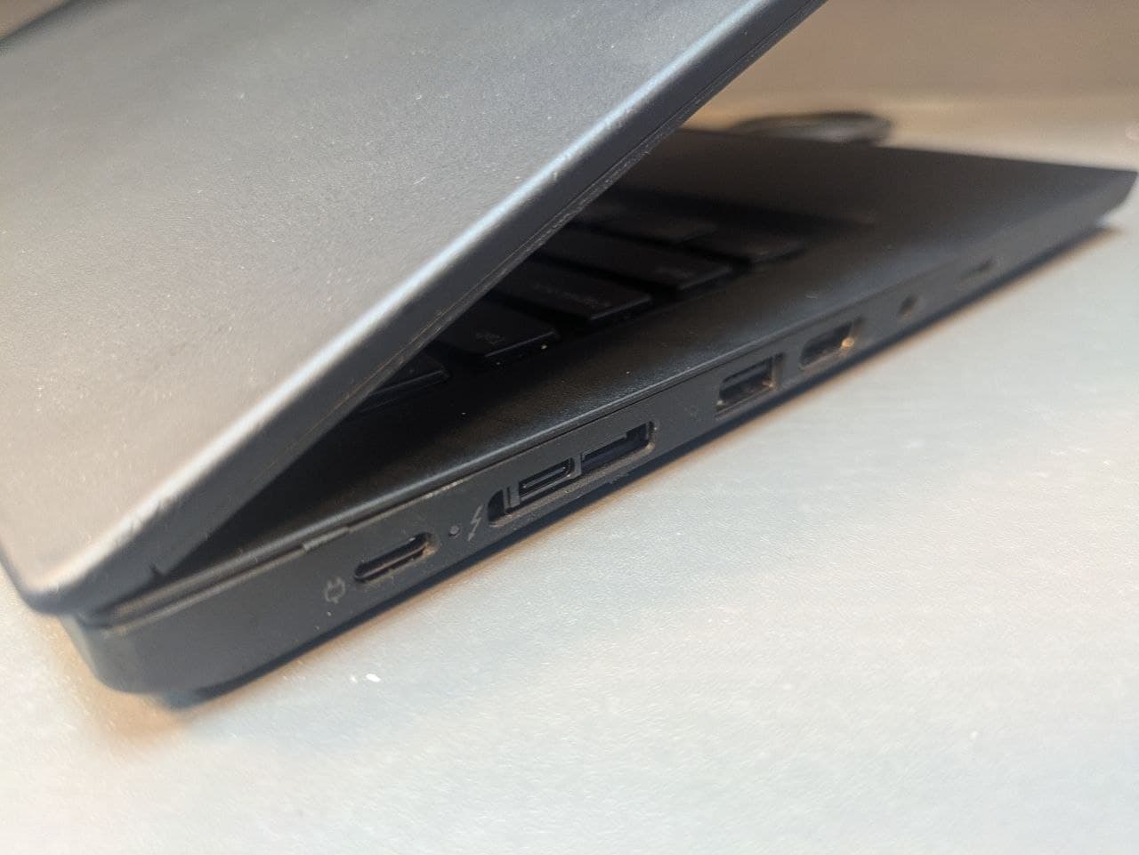 لپ تاپ Lenovo مدل ThinkPad T14 سایز 14 اینچ پردازنده اینتل core i7 1165G7 نسل یازده | رم ۱۶ گیگ هارد 256 گیگ m2 (مشابه نو ) — تصویر ۴