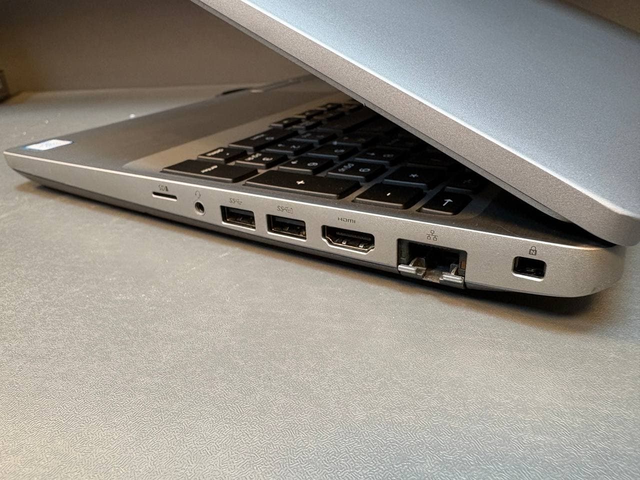 لپ تاپ Dell مدل Latitude 5501سایز 15.6 اینچ تاچ پردازنده اینتل core i7 نسل نه 9850H رم 16گیگ هارد ssd مشابه نو — تصویر ۴