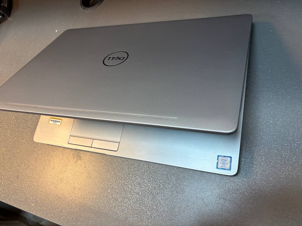 لپ تاپ Dell مدل Latitude 5501سایز 15.6 اینچ تاچ پردازنده اینتل core i7 نسل نه 9850H رم 16گیگ هارد ssd مشابه نو — تصویر ۳