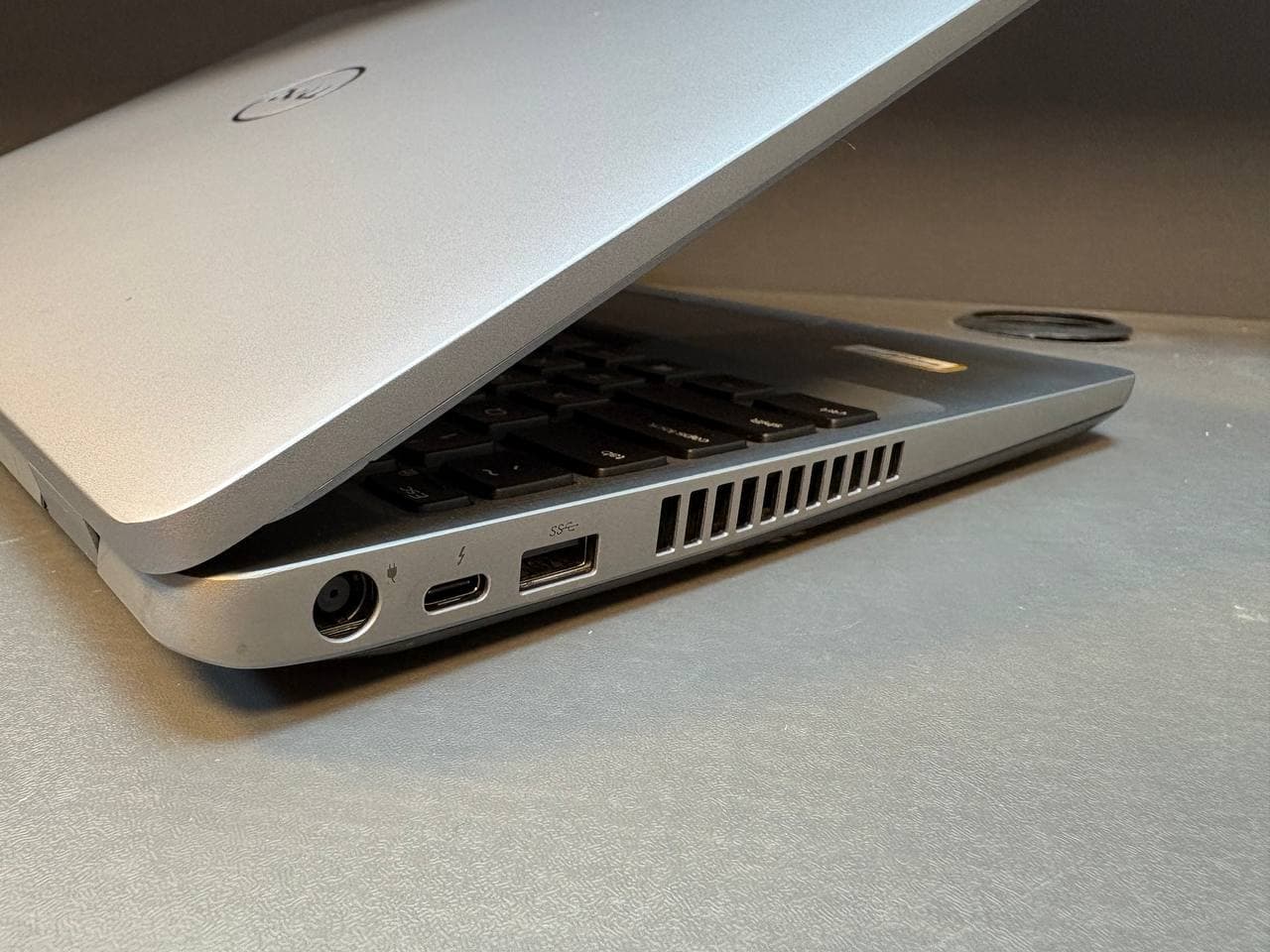 لپ تاپ Dell مدل Latitude 5501سایز 15.6 اینچ تاچ پردازنده اینتل core i7 نسل نه 9850H رم 16گیگ هارد ssd مشابه نو — تصویر ۲
