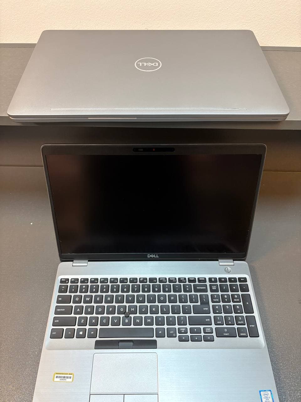 لپ تاپ Dell مدل Latitude 5501سایز 15.6 اینچ تاچ پردازنده اینتل core i7 نسل نه 9850H رم 16گیگ هارد ssd مشابه نو