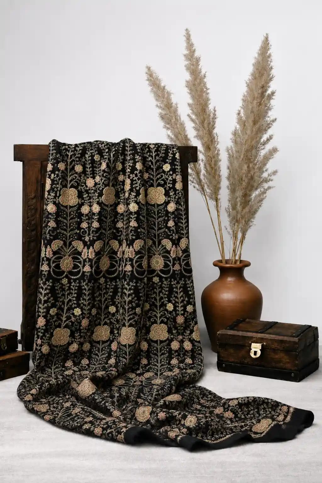 پارچه مخمل سوزندوزی زمینه مشکی