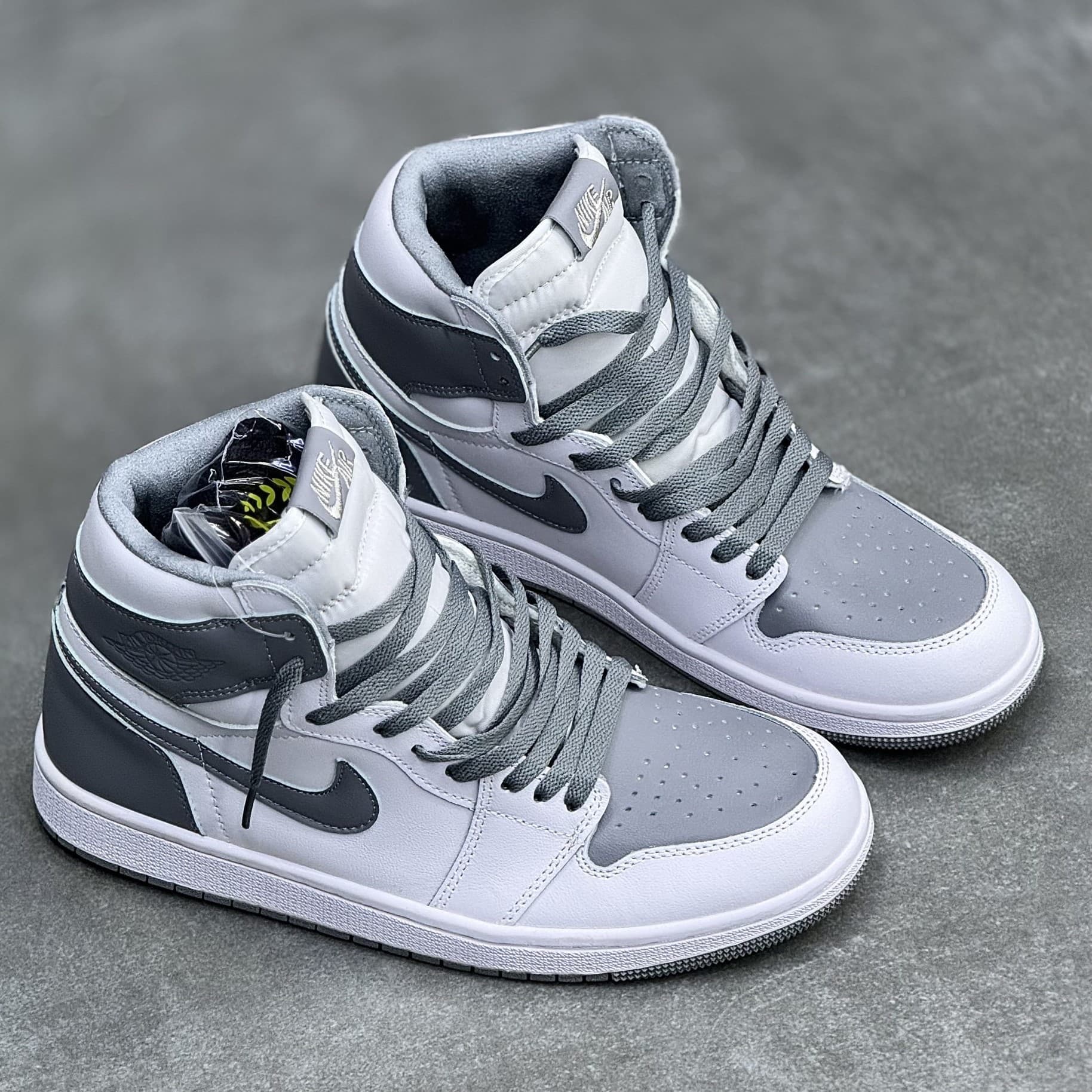 کفش نایک ایر جردن وان ساقدار سفید طوسی دودی Nike Air Jordan 1 High White Smoke Grey — تصویر ۳