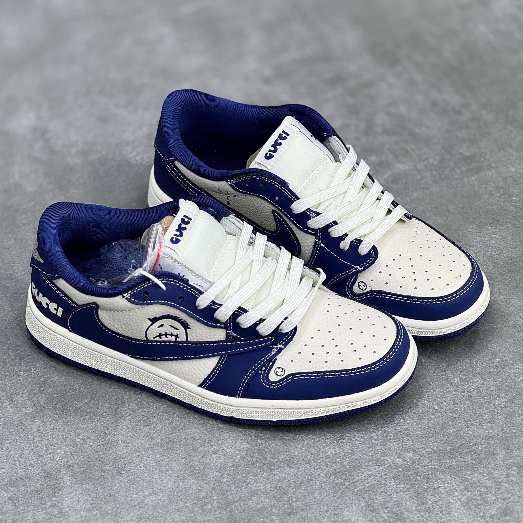 کفش نایک ایر جردن وان لو تراویس اسکات گوچی سفید سرمه‌ای Nike Air Jordan 1 Low Travis Scott Gucci — تصویر ۳