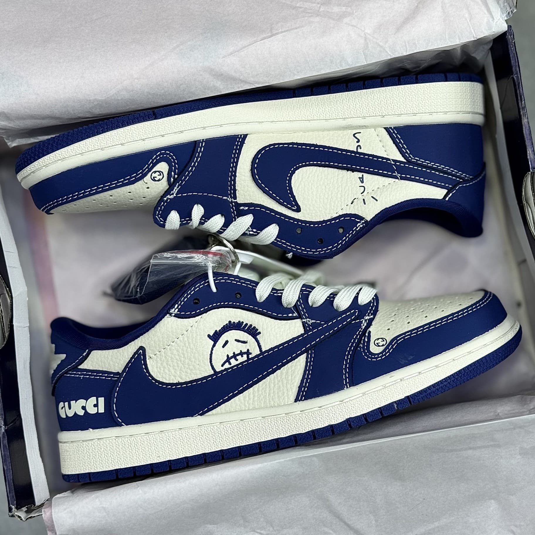 کفش نایک ایر جردن وان لو تراویس اسکات گوچی سفید سرمه‌ای Nike Air Jordan 1 Low Travis Scott Gucci — تصویر ۲