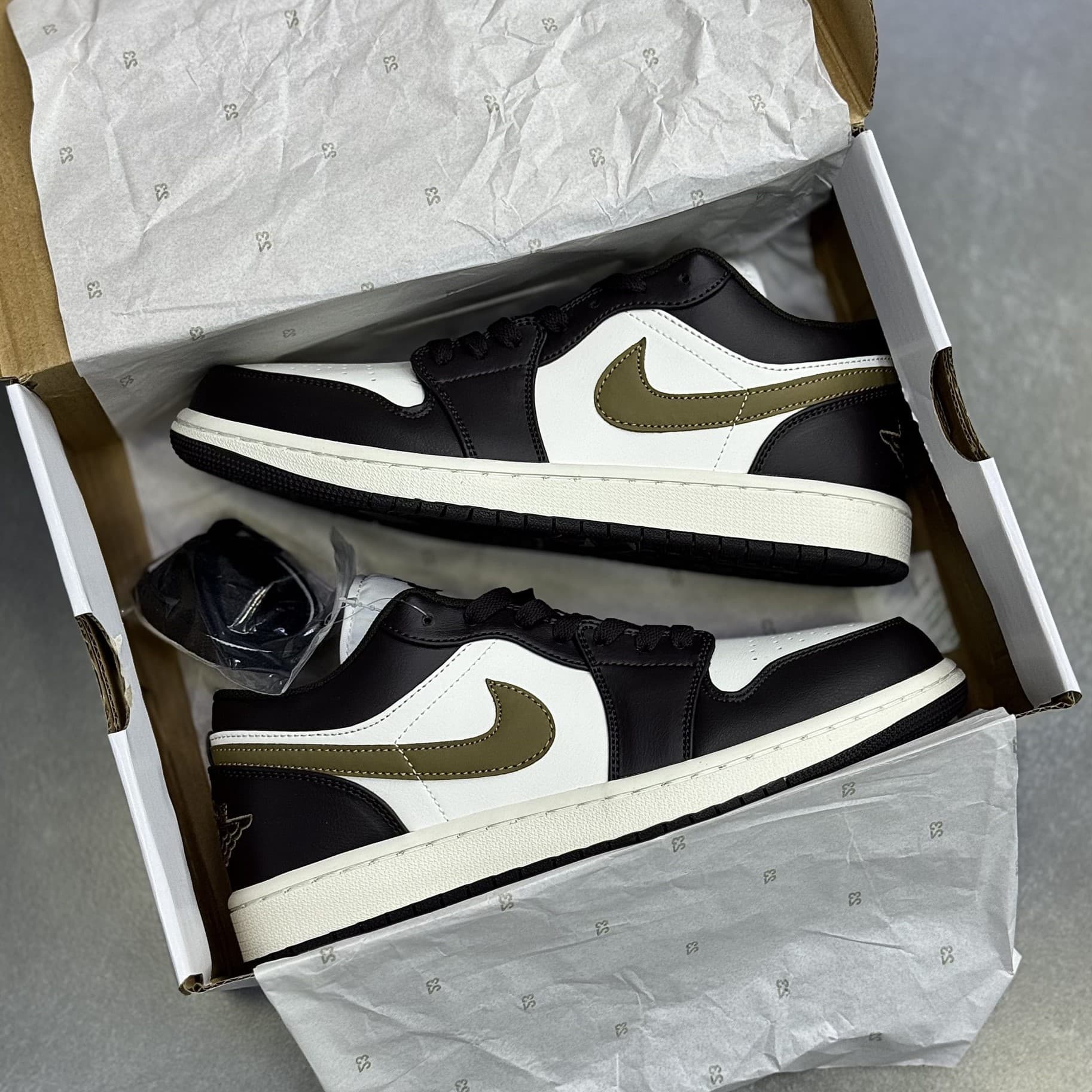 کفش نایک ایر جردن وان مشکی سفید لجنی Nike Air Jordan 1 Black White Olive — تصویر ۲