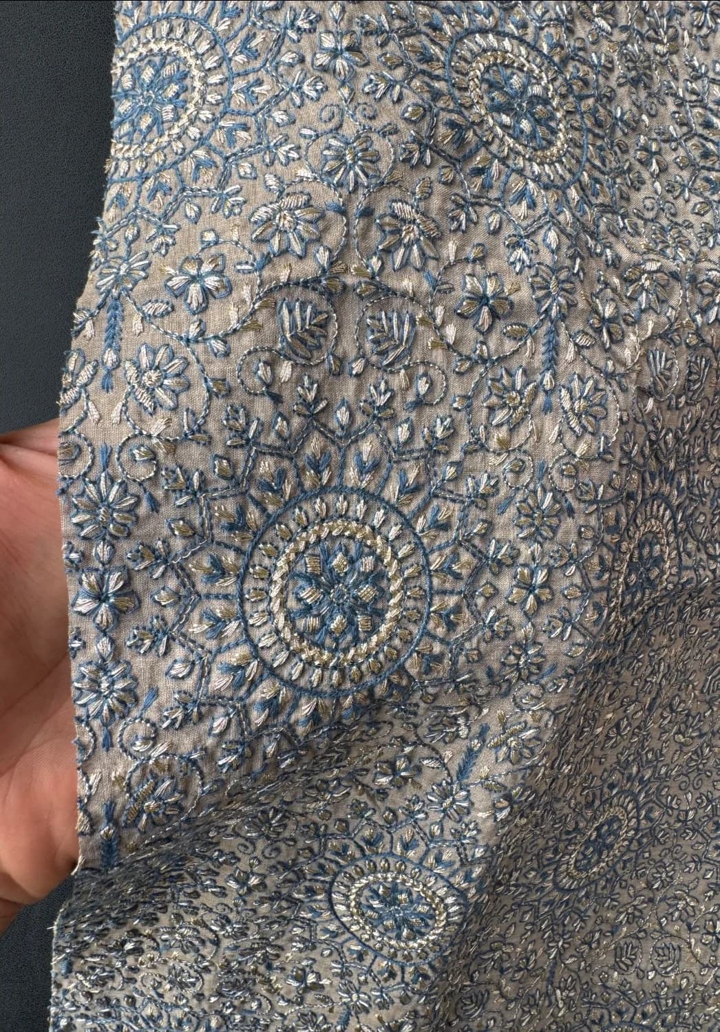 پارچه ابریشم سوزندوزی زمینه کرم با ابی طلایی طرح خورشید — تصویر ۴